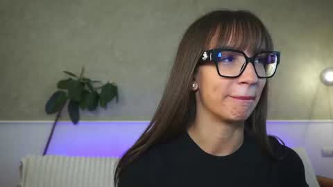 brunette_babee online show from 24, 6, 2026