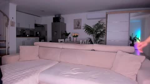 Snapshot of buyyourticketplease chatting on 14, 11, 2025 Nicolah Steven Bond online show from 14, 11, 2025