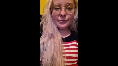 Snapshot of c0ck_queen chatting on 10, 6, 2026 Momuknow online show from 10, 6, 2026