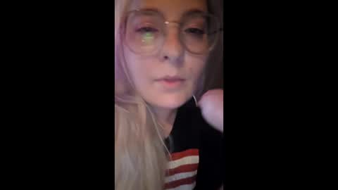 Snapshot of c0ck_queen chatting on 11, 6, 2026 Momuknow online show from 11, 6, 2026