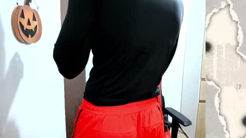 Snapshot of calihotcaliente27 chatting on 28, 10, 2025 calihotcaliente27 online show from 28, 10, 2025