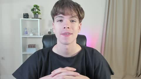 Snapshot of calvin_loves_you chatting on 4, 12, 2024 Hey I am Calvin online show from 4, 12, 2024