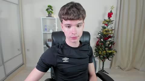 Snapshot of calvin_loves_you chatting on 17, 12, 2024 Hey I am Calvin online show from 17, 12, 2024