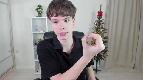 Snapshot of calvin_loves_you chatting on 5, 1, 2025 Hey I am Calvin online show from 5, 1, 2025