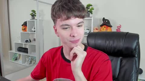 Snapshot of calvin_loves_you chatting on 10, 1, 2025 Hey I am Calvin online show from 10, 1, 2025