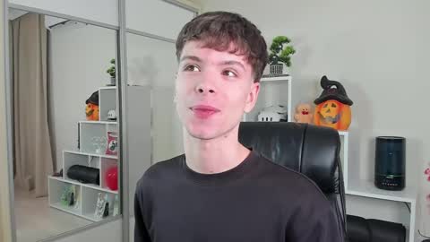 Snapshot of calvin_loves_you chatting on 4, 3, 2025 Hey I am Calvin online show from 4, 3, 2025