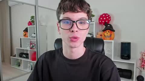 Snapshot of calvin_loves_you chatting on 11, 3, 2025 Hey I am Calvin online show from 11, 3, 2025