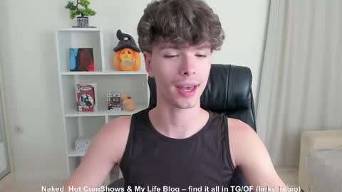 Snapshot of calvin_loves_you chatting on 9, 9, 2025 Hey I am Calvin online show from 9, 9, 2025