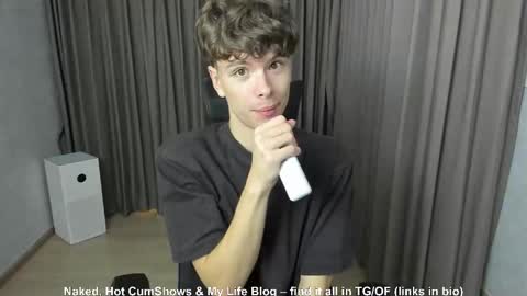 Snapshot of calvin_loves_you chatting on 8, 10, 2025 Hey I am Calvin online show from 8, 10, 2025