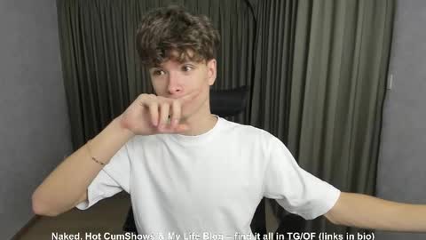 Snapshot of calvin_loves_you chatting on 12, 10, 2025 Hey I am Calvin online show from 12, 10, 2025