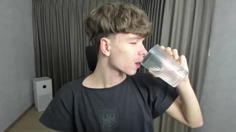 Snapshot of calvin_loves_you chatting on 29, 11, 2025 Hey I am Calvin online show from 29, 11, 2025