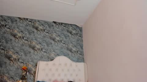 C A M I L L E N    Help me get to the top online show from 22, 1, 2025