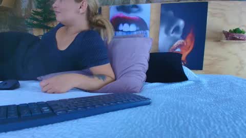 Snapshot of candy_feett chatting on 21, 11, 2025 Jolie online show from 21, 11, 2025