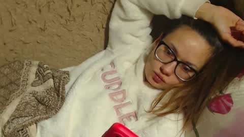 say meow and send tips  online show from 21, 12, 2024