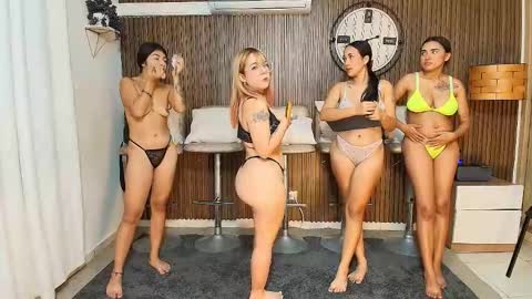 Snapshot of canelasquirtxxx chatting on 6, 11, 2025 Sara online show from 6, 11, 2025