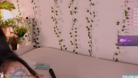 Snapshot of carlymilton chatting on 29, 4, 2026 Carly online show from 29, 4, 2026