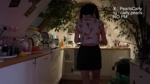 Carly Pearls online show from 18, 12, 2025