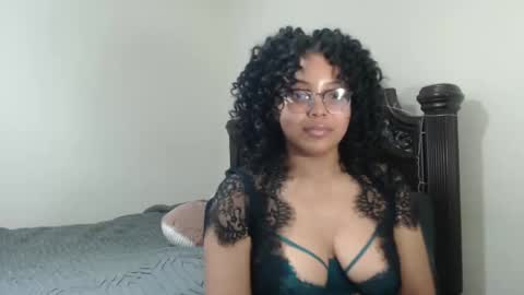 Snapshot of carmellovekisses chatting on 24, 11, 2025 CARAMEL xoxo online show from 24, 11, 2025