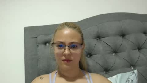 Snapshot of carolay02 chatting on 10, 11, 2025 carolay02 online show from 10, 11, 2025