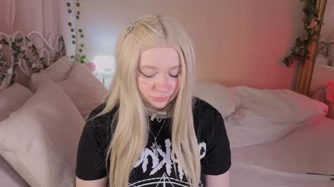 Snapshot of carolina_winter chatting on 19, 4, 2026 Mira online show from 19, 4, 2026