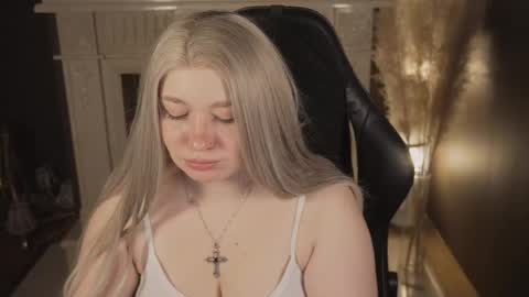 Snapshot of carolina_winter chatting on 24, 5, 2026 Mira online show from 24, 5, 2026