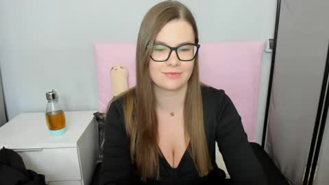 CarolineAmore online show from 9, 5, 2026