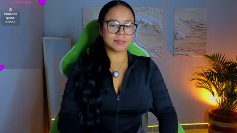 Snapshot of carolinee_04 chatting on 13, 5, 2026 Caroline online show from 13, 5, 2026