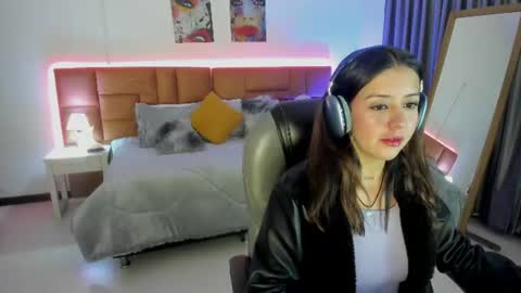 catti_brie_ online show from 23, 6, 2026
