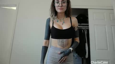 Snapshot of charliecake chatting on 17, 12, 2025 Charlie Cake online show from 17, 12, 2025