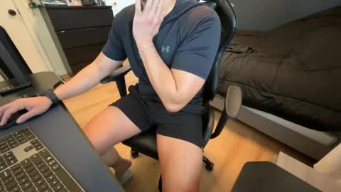 charliekkw online show from 16, 4, 2026