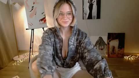 Snapshot of charming_beauty chatting on 4, 10, 2025 Michelle online show from 4, 10, 2025