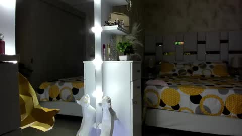 Independent Cherry fox online show from 14, 9, 2025