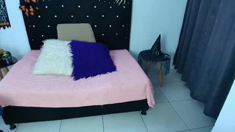 Snapshot of chikis__f_w chatting on 21, 10, 2025 LAURA online show from 21, 10, 2025