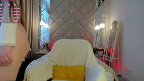 chloee white online show from 9, 3, 2026