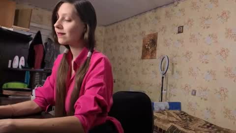 Lisa Salivan online show from 5, 11, 2025