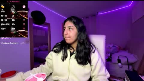 cloe small online show from 8, 11, 2025