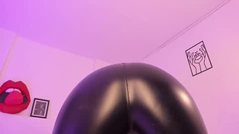 Snapshot of cloehonney chatting on 12, 3, 2025 cloe online show from 12, 3, 2025