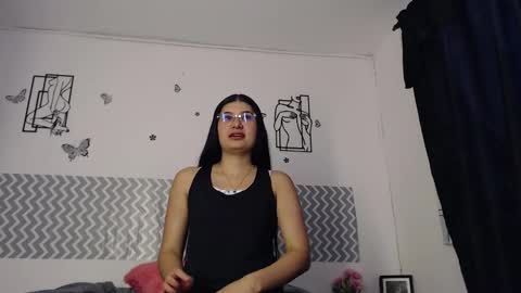 Snapshot of cloehonney chatting on 23, 9, 2025 cloe online show from 23, 9, 2025