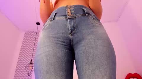 Snapshot of cloehonney chatting on 27, 10, 2025 cloe online show from 27, 10, 2025