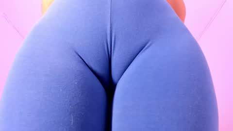 Snapshot of cloehonney chatting on 6, 11, 2025 cloe online show from 6, 11, 2025