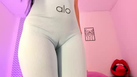 Snapshot of cloehonney chatting on 12, 11, 2025 cloe online show from 12, 11, 2025