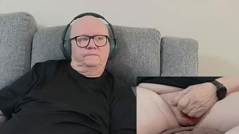 Snapshot of cockneymack51 chatting on 5, 11, 2025 Charlie. online show from 5, 11, 2025