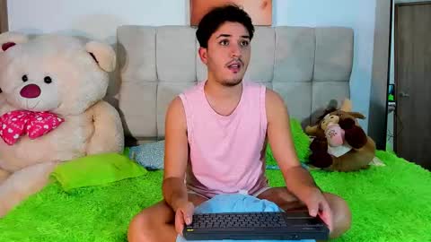 Snapshot of collage_hot25 chatting on 22, 12, 2025 javier online show from 22, 12, 2025