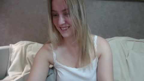 cosmo_blondiee online show from 5, 11, 2025