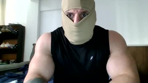 Snapshot of couplemuscle40 chatting on 10, 9, 2025 couplemuscle40 online show from 10, 9, 2025