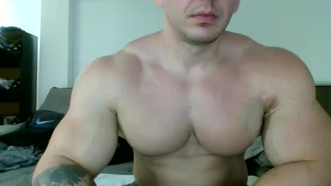Snapshot of couplemuscle40 chatting on 19, 9, 2025 couplemuscle40 online show from 19, 9, 2025