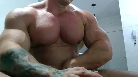 Snapshot of couplemuscle40 chatting on 6, 10, 2025 couplemuscle40 online show from 6, 10, 2025