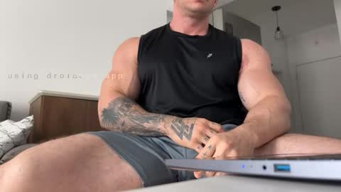 Snapshot of couplemuscle40 chatting on 8, 10, 2025 couplemuscle40 online show from 8, 10, 2025