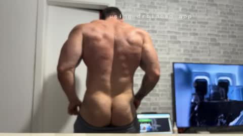 Snapshot of couplemuscle40 chatting on 9, 10, 2025 couplemuscle40 online show from 9, 10, 2025