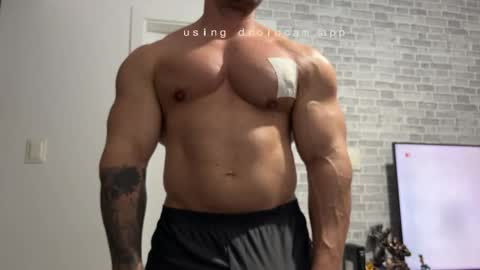 Snapshot of couplemuscle40 chatting on 11, 11, 2025 couplemuscle40 online show from 11, 11, 2025